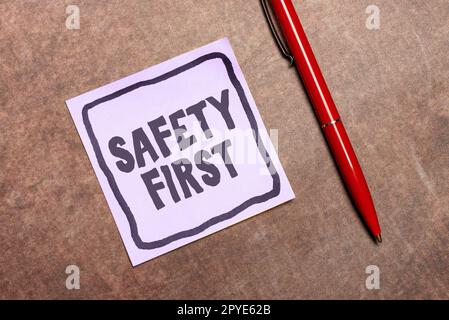Schild mit der Aufschrift Safety First. Geschäftskonzept Vermeidung unnötiger Risiken sicher leben vorsichtig sein aufmerksam sein Stockfoto
