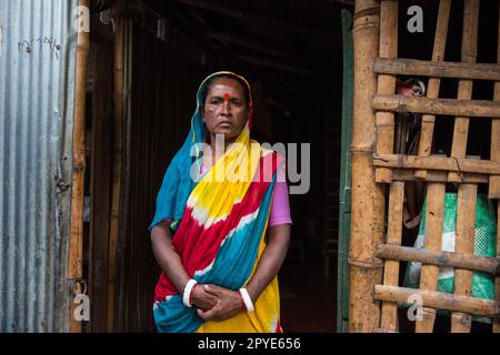 Bangladesch, Khulna, Sonadanga. Eine Frau in ihrem Haus in einem armutsgeschüttelten Gebiet von Bangladesch. 28. Januar 2012. Nur redaktionelle Verwendung. Stockfoto