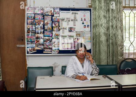 Bangladesch, Khulna. Eine Frau telefoniert im CDC, Community Development Cluster Büro in Khulna. 29. Januar 2012. Nur redaktionelle Verwendung. Stockfoto