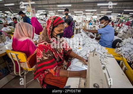 Südasien, Bangladesch, Dhaka. 17. März 2017. Leute, die in Bekleidungsfabriken arbeiten. Nur redaktionelle Verwendung. Stockfoto