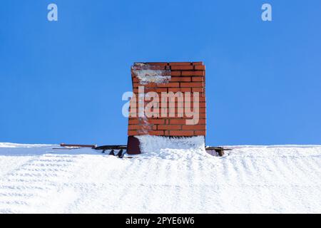 Ein roter Ziegelschornstein auf einem Dach Stockfoto