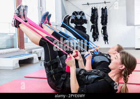 EMS-Training für die Beine mit Widerstandsband im Fitnessstudio Stockfoto