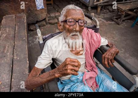 Bangladesch, Khulna, Sonadanga. Ein Mann, der behauptet, 130 Jahre alt zu sein, lebt in den Slums von Bangladesch. 18. März 2017. Nur redaktionelle Verwendung. Stockfoto