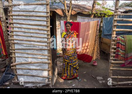 Bangladesch, Khulna, Sonadanga. Eine Frau in ihrem Haus in Bangladesch. 19. März 2017. Nur redaktionelle Verwendung. Stockfoto