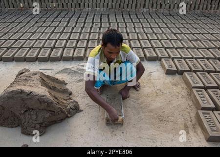 Bangladesch, Jhenaidah. Ein Mann macht Ziegel in einer Fabrik in Bangladesch. 20. März 2017. Nur redaktionelle Verwendung. Stockfoto