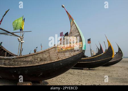 Bangladesch, Cox's Bazar Beach. Mondförmige Fischerboote, die am Strand anlegen. 23. März 2017. Stockfoto