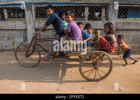 Bangladesch, Cox's Bazar. Kinder spielen auf den Straßen des Flüchtlingslagers Kutupalong Rohingya. 24. März 2017. Nur redaktionelle Verwendung. Stockfoto