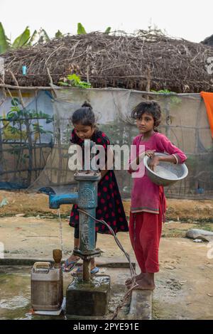 Bangladesch, Cox's Bazar. Kinder sammeln Wasser im Flüchtlingslager Kutupalong Rohingya. 24. März 2017. Nur redaktionelle Verwendung. Stockfoto