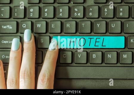 Inspiration mit Hotelschild. Unternehmen, die Unterbringung und Verpflegung für Reisende anbieten Stockfoto