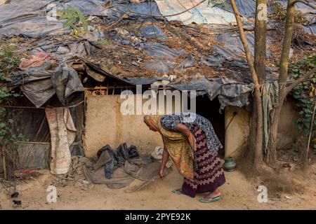 Bangladesch, Cox's Bazar. Eine Frau fegt ihre vordertreppe im Kutupalong Rohingya Flüchtlingslager. 24. März 2017. Nur redaktionelle Verwendung. Stockfoto