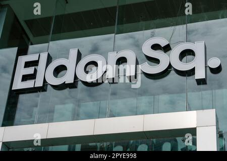 Schild vor dem Eldon Square, einem von Intu betriebenen überdachten Einkaufszentrum in der Stadt Newcastle upon Tyne, Großbritannien. Stockfoto