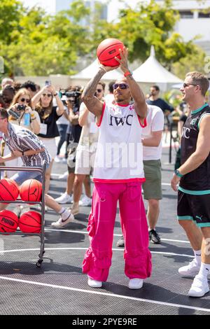 Der F1-Autofahrer Lewis Hamilton nimmt während des Miami Grand Prix F1, der vom Uhrmacher IWX auf der MDS organisiert wird, an einem Prominenten-Basketballturnier Teil Stockfoto