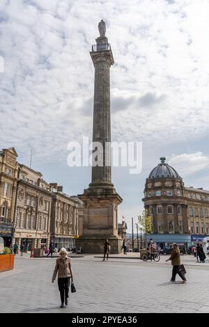 Ein Blick auf das Grey's Monument im Stadtzentrum von Newcastle upon Tyne, Großbritannien, mit der Statue von Charles Grey, 2. Earl Grey oben. Stockfoto