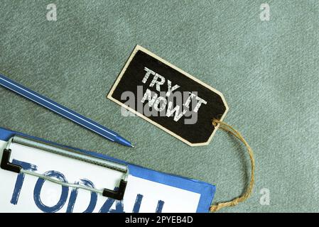 Textunterschrift mit „Jetzt testen“. Ein Wort, geschrieben über die kostenlose Testversion von etwas neuem Experiment, verschiedene Dinge Stockfoto