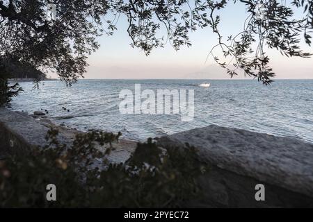 Atemberaubende Küste des Gardasees Stockfoto