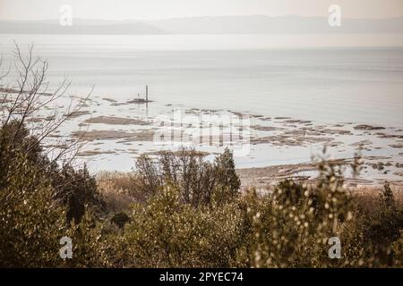 Luftblick auf den natürlichen Strand in Sirmione mit Blick auf die felsigen Ufer des Gardasees Stockfoto