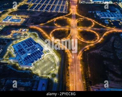 Das IKEA-Einkaufszentrum aus der Vogelperspektive mit Blick auf die Autobahn während der Blue Hour Stockfoto