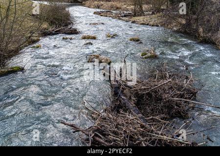 Kleiner Fluss durch die einsame und kalte Landschaft Stockfoto