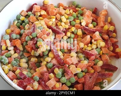 Mexikanische Gemüsemischung. Pfeffer, Karotten, Mais und Erbsen. Eine bunte Mischung aus dem frischesten und heißesten Gemüse. Stockfoto