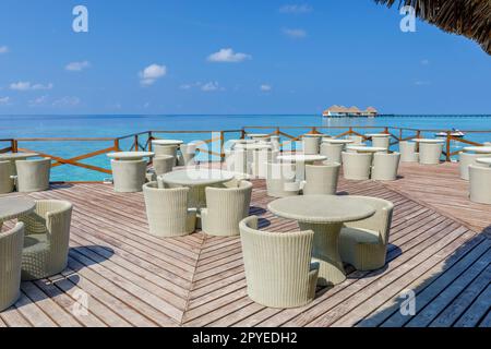 Tische auf der offenen Veranda im Restaurant mit Blick auf das Meer Stockfoto