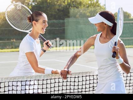 Tennis, Freunde und Sport Fitness und Training für ein freundliches Spiel auf dem Outdoor-Platz. Glückliche Frauen im Sportwettkampf halten Schläger für lustige Workouts in der Hand oder trainieren gemeinsam in sportlicher Manier Stockfoto