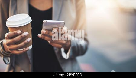 Wir lebten in einer so mobilen Welt. Nahaufnahme einer Geschäftsfrau, die ein Handy in der Stadt benutzt. Stockfoto