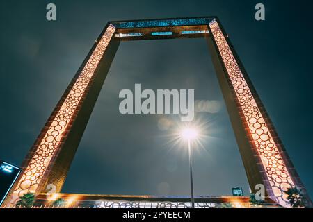 13. Januar 2023, Vereinigte Arabische Emirate, Dubai: Beleuchteter majestätischer Dubai Rahmen bei Nacht. Beliebte Touristenattraktion Stockfoto