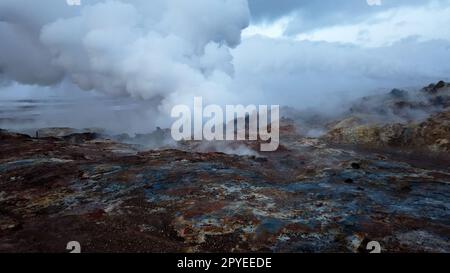 Winterlandschaft mit Blick auf die geothermische Region Hverir in der Nähe des Myvatn Lake in Island. Stockfoto