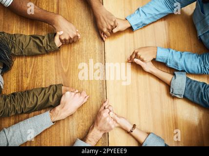 Ein kleines Gebet für die Abschlusswoche zu sprechen. Aufnahmen einer Gruppe von Uni-Studenten, die um Hilfe bei ihren anstehenden Prüfungen beten. Stockfoto