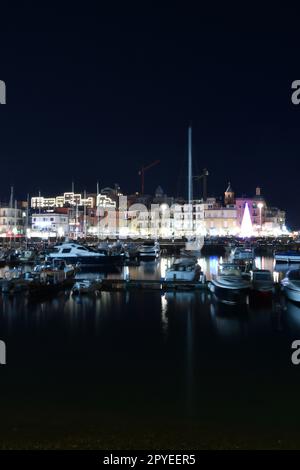 Boote liegen im Hafen von Pozzuoli, einer Stadt in der Provinz Neapel Stockfoto