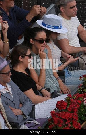 Madrid, Spanien. 03. Mai 2022. Victoria Federica de Marichalar y Borbón (C) besucht das Spiel Carlos Alcaraz von Spanien während der Mutua Madrid Open im Stadion La Caja Magica in Madrid. Kredit: SOPA Images Limited/Alamy Live News Stockfoto