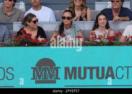 Madrid, Spanien. 03. Mai 2022. Victoria Federica de Marichalar y Borbón (C) besucht das Spiel Carlos Alcaraz von Spanien während der Mutua Madrid Open im Stadion La Caja Magica in Madrid. Kredit: SOPA Images Limited/Alamy Live News Stockfoto