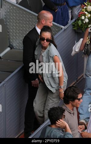 Madrid, Spanien. 03. Mai 2022. Victoria Federica de Marichalar y Borbón (C) besucht das Spiel Carlos Alcaraz von Spanien während der Mutua Madrid Open im Stadion La Caja Magica in Madrid. Kredit: SOPA Images Limited/Alamy Live News Stockfoto