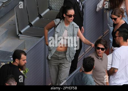 Madrid, Spanien. 03. Mai 2022. Victoria Federica de Marichalar y Borbón (C) besucht das Spiel Carlos Alcaraz von Spanien während der Mutua Madrid Open im Stadion La Caja Magica in Madrid. Kredit: SOPA Images Limited/Alamy Live News Stockfoto