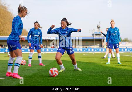 London, Großbritannien. 03. Mai 2023. London, England, Mai 3. 2023: Chelsea-Spieler wärmen sich vor dem Barclays FA Women's Super League-Fußballspiel zwischen Chelsea und Liverpool in Kingsmeadow in London auf. (James Whitehead/SPP) Kredit: SPP Sport Press Photo. Alamy Live News Stockfoto