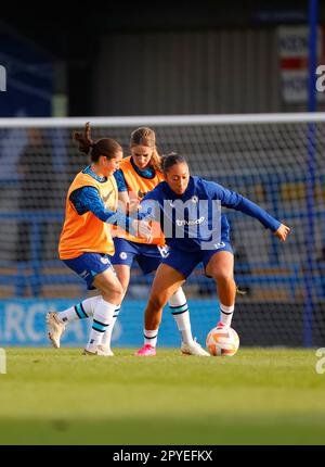 London, Großbritannien. 03. Mai 2023. London, England, Mai 3. 2023: Chelsea-Spieler wärmen sich vor dem Barclays FA Women's Super League-Fußballspiel zwischen Chelsea und Liverpool in Kingsmeadow in London auf. (James Whitehead/SPP) Kredit: SPP Sport Press Photo. Alamy Live News Stockfoto