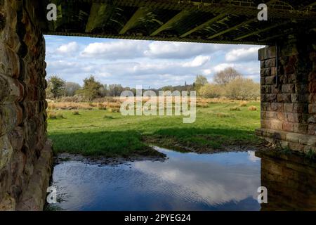 Unter dem Rahmen der Brücke nene River bei Wansford, Peterborough, Großbritannien Stockfoto