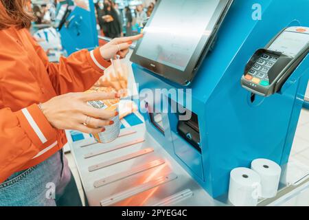 13. Januar 2023, VAE, Dubai: Neueste Technologie im Einzelhandel mit Self-Service-Checkout, mit dem Kunden die Kontrolle über ihr Einkaufserlebnis übernehmen können Stockfoto