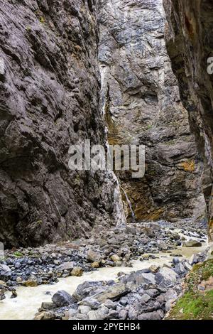 Kleiner Wasserfall in der Gletscherschlucht mit der Weisse Lutschine in Grindelwald im Berner Oberland in der Schweiz Stockfoto