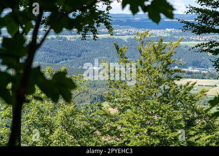 Kleines Dorf inmitten der deutschen Landschaft Stockfoto