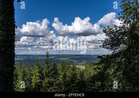 Kleines Dorf inmitten der deutschen Landschaft Stockfoto