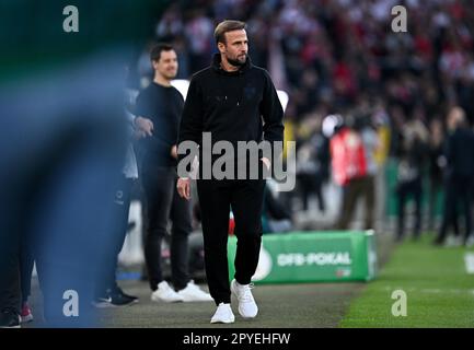 Stuttgart, Deutschland. 03. Mai 2023. Fußball: DFB Cup, VfB Stuttgart - Eintracht Frankfurt, Halbfinale, Mercedes-Benz Arena. Stuttgarts Trainer Sebastian Hoeness kommt ins Stadion. WICHTIGER HINWEIS: Gemäß den Vorschriften der DFL Deutsche Fußball Liga und des DFB Deutscher Fußball-Bund ist es verboten, im Stadion aufgenommene Fotos und/oder das Spiel in Form von Sequenzbildern und/oder videoähnlichen Fotoserien zu verwenden oder verwenden zu lassen. Kredit: Tom Weller/dpa/Alamy Live News Stockfoto