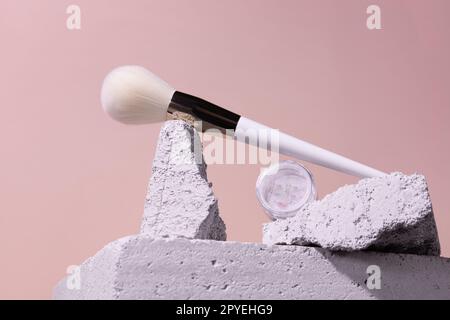 Schirme kompakte und lose Make-up- und Make-up-Pinsel aus Mineralpulver – natürliches, umweltfreundliches Make-up-Produktkonzept Stockfoto