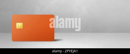 Orangefarbene Kreditkarte auf weißem Betonhintergrund Stockfoto