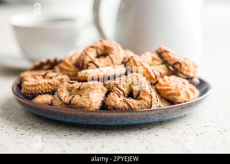 Verschiedene Kekse. Süße Kekse auf dem Teller. Stockfoto