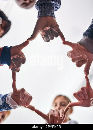 Wir können viel tun, wenn wir vereint sind. Junge Kinder, die draußen zusammen spielen. Stockfoto