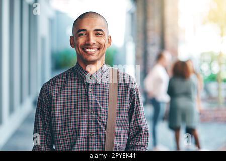 Meine Zukunft bedeutet mir alles. Porträt eines glücklichen jungen Mannes, der draußen auf dem Campus steht. Stockfoto
