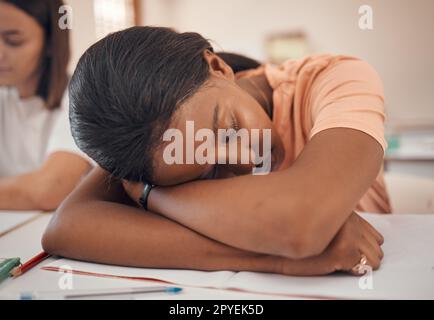 Mädchen, Teenager oder Klassenzimmer schlafen in Stress, Depression oder psychische Gesundheit Burnout in der indischen Bildung, Lern- oder Lernschule. Zoom, Ermüdung oder müde Schüler, die auf einem Universitätsnotizbuch schlafen Stockfoto