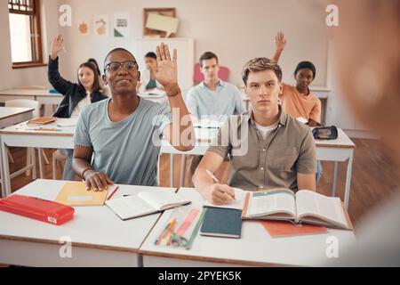 Klassenzimmer, Wissensfragen und Schüler haben Probleme mit dem Lernen in der Prüfung, Schulversagen oder Beurteilung des Sprachlehrers. Handzeichen, Schule und Jugendliche oder Teenager-Gruppe im Unterricht für eine Prüfung Stockfoto