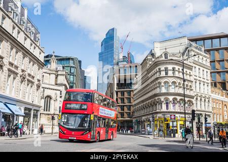 Ein roter Doppeldeckerbus, der entlang der Queen Victoria Street in London fährt, wo er im Mai 2022 die Cannon Street überquert. Stockfoto